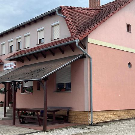 Hangulat Szallo Zalaszentbalazs 外观 照片